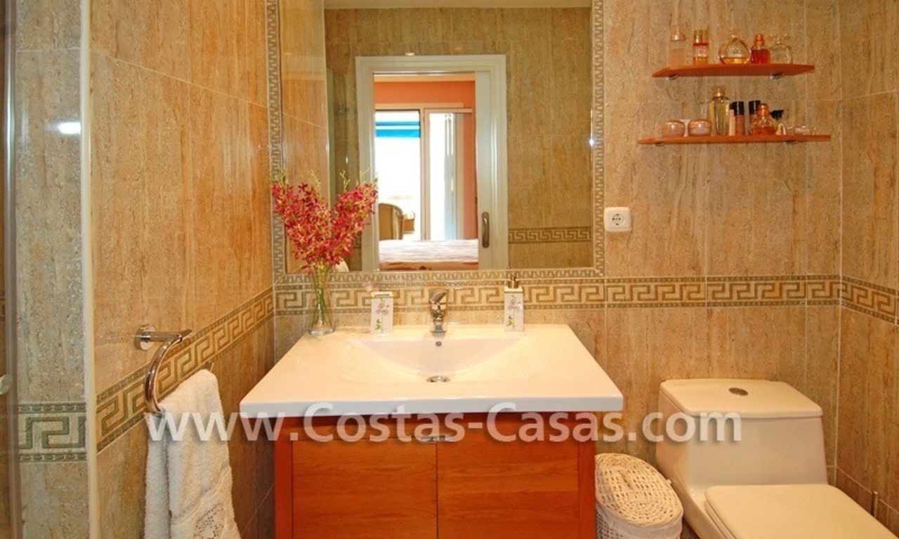 Luxe appartement te koop in een eerstelijnstrand luxe complex in Puerto Banus te Marbella 10