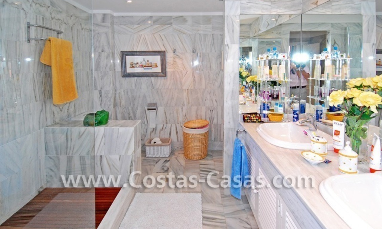 Luxe appartement te koop in een eerstelijnstrand luxe complex in Puerto Banus te Marbella 11
