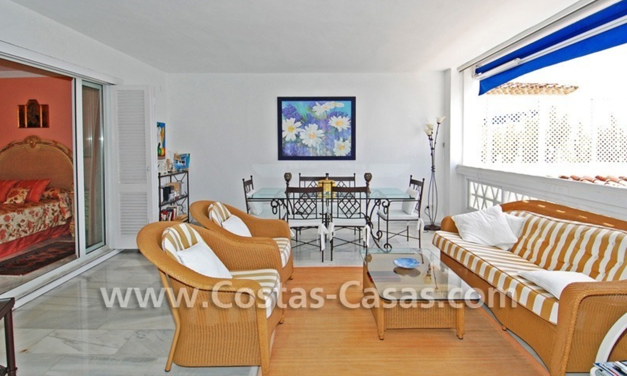 Luxe appartement te koop in een eerstelijnstrand luxe complex in Puerto Banus te Marbella 1