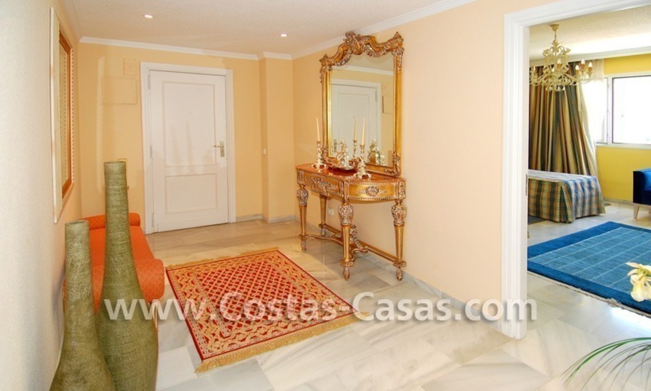 Luxe appartement te koop in een eerstelijnstrand luxe complex in Puerto Banus te Marbella 3