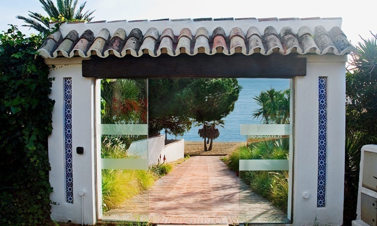 Luxe appartement te koop in een eerstelijnstrand luxe complex in Puerto Banus te Marbella 0