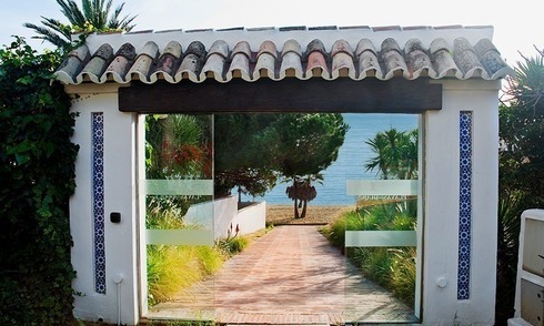 Luxe appartement te koop in een eerstelijnstrand luxe complex in Puerto Banus te Marbella 