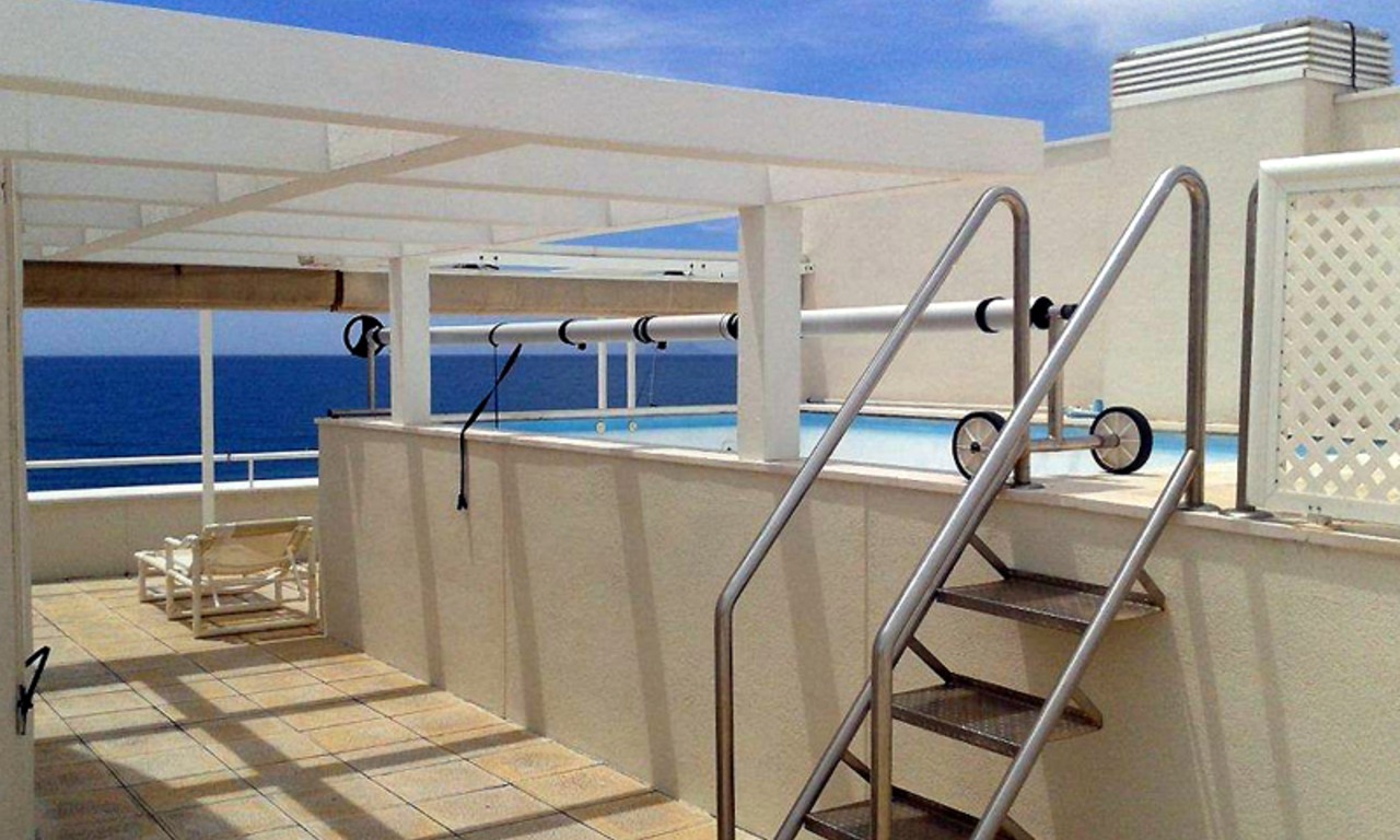 Ruim dubbel penthouse appartement te koop, eerstelijnstrand, tussen Marbella en Estepona 12