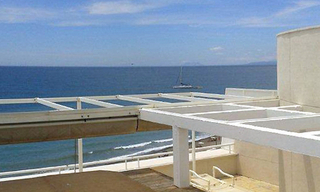 Ruim dubbel penthouse appartement te koop, eerstelijnstrand, tussen Marbella en Estepona 3