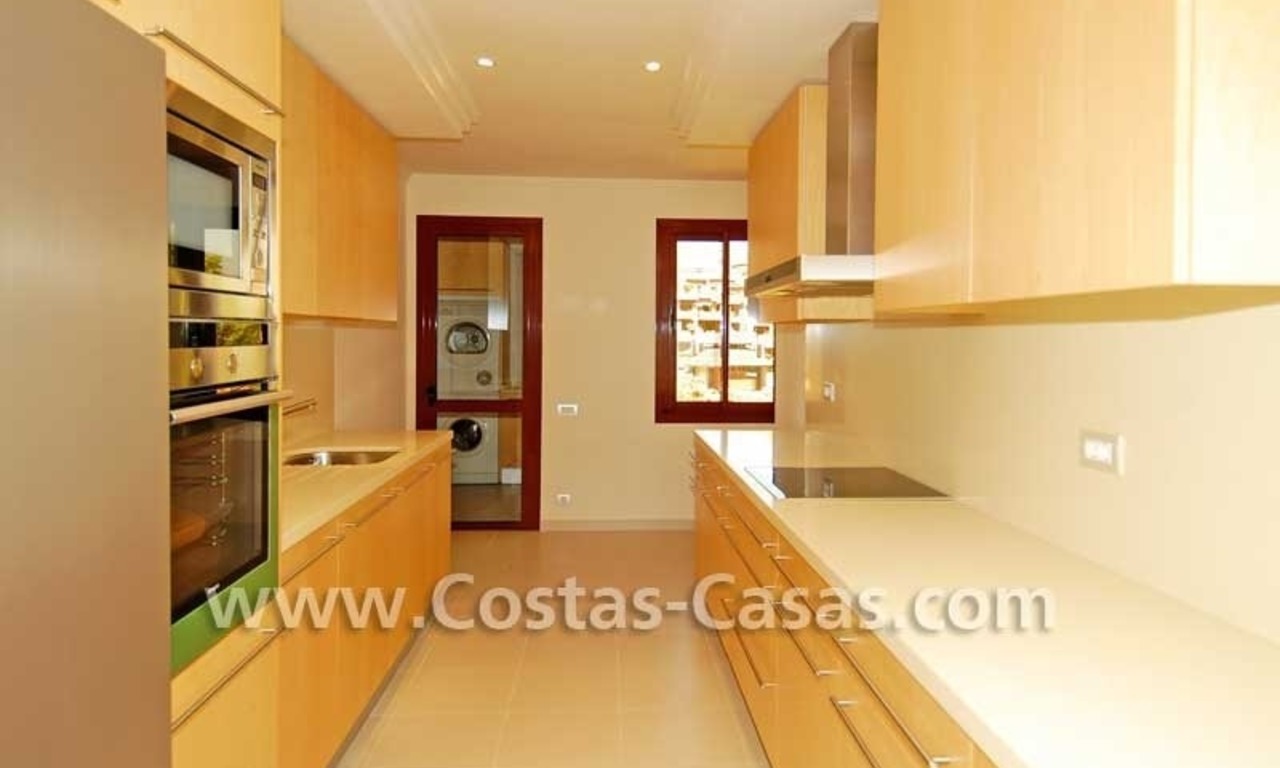 Luxe eerstelijnstrand appartement te koop, strandcomplex, New Golden Mile, Marbella - Estepona 8