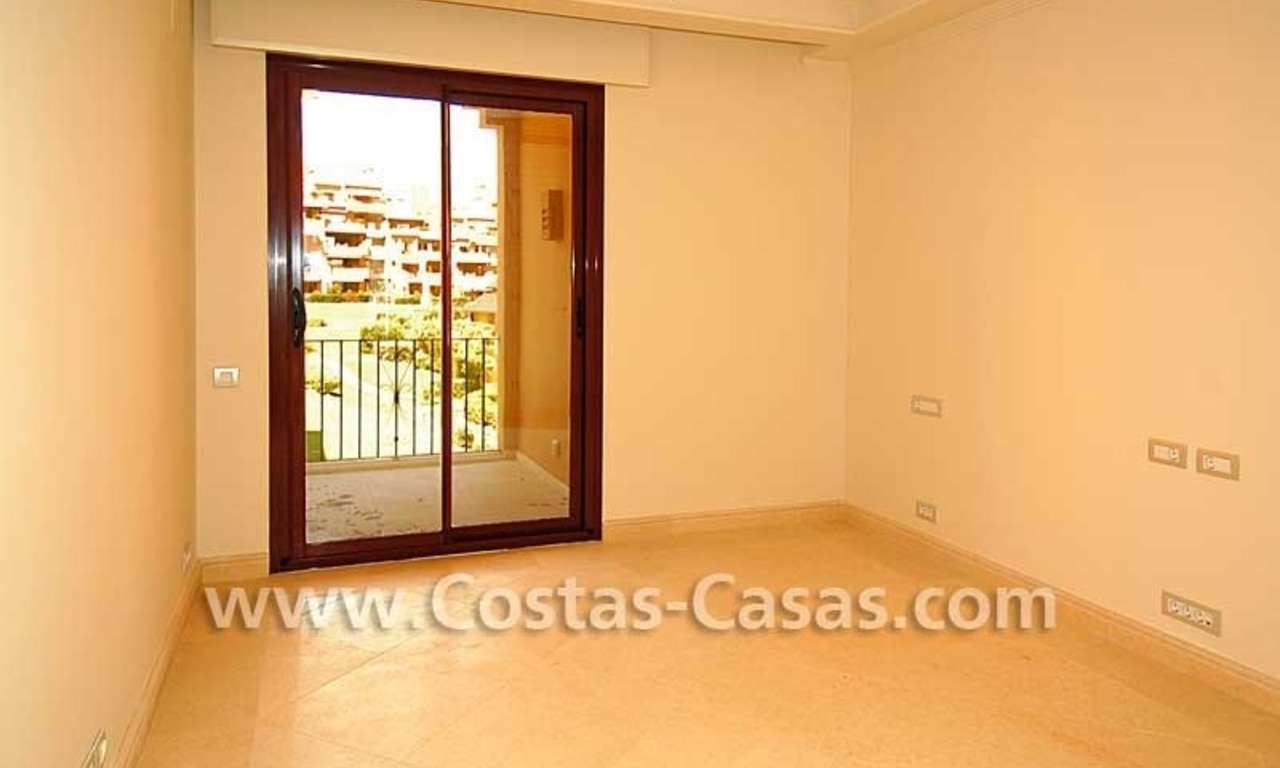 Luxe eerstelijnstrand appartement te koop, strandcomplex, New Golden Mile, Marbella - Estepona 15