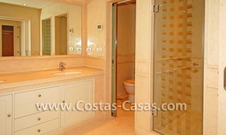 Luxe eerstelijnstrand appartement te koop, strandcomplex, New Golden Mile, Marbella - Estepona 18