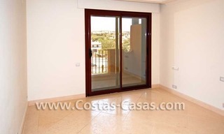 Luxe appartement te koop in een eerstelijnstrand complex, New Golden Mile, Marbella - Estepona 10