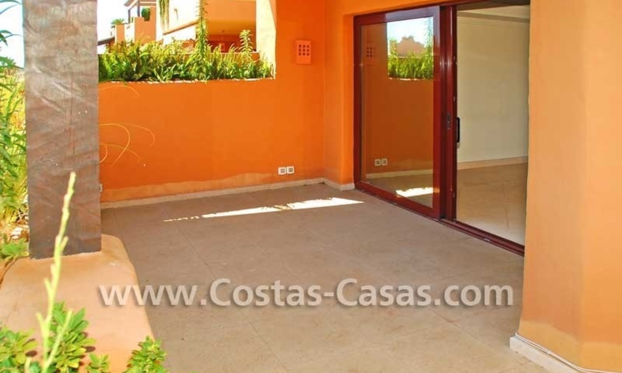 Luxe appartement te koop in een eerstelijnstrand complex, New Golden Mile, Marbella - Estepona 3
