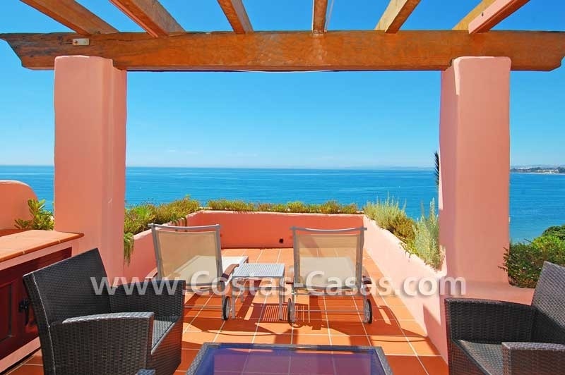 Luxe eerstelijnstrand penthouse appartement te koop, exclusief strand complex, New Golden Mile Marbella - Estepona
