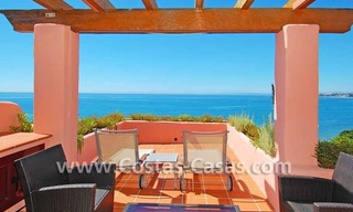 Luxe eerstelijnstrand penthouse appartement te koop, exclusief strand complex, New Golden Mile Marbella - Estepona 0