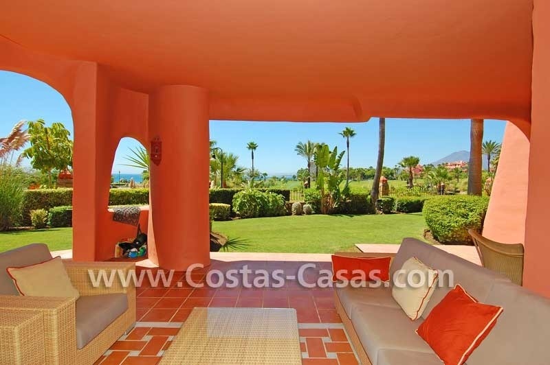 Luxe eerstelijnstrand begane grond appartement te koop in een exclusief strand complex, New Golden Mile tussen Puerto Banus - Marbella en Estepona centrum