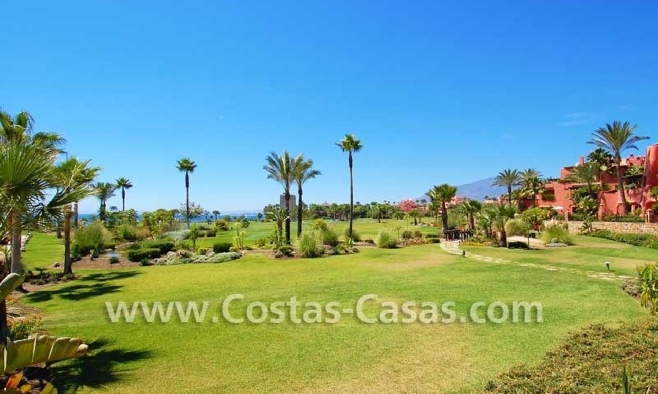 Luxe eerstelijnstrand begane grond appartement te koop in een exclusief strand complex, New Golden Mile tussen Puerto Banus - Marbella en Estepona centrum 1