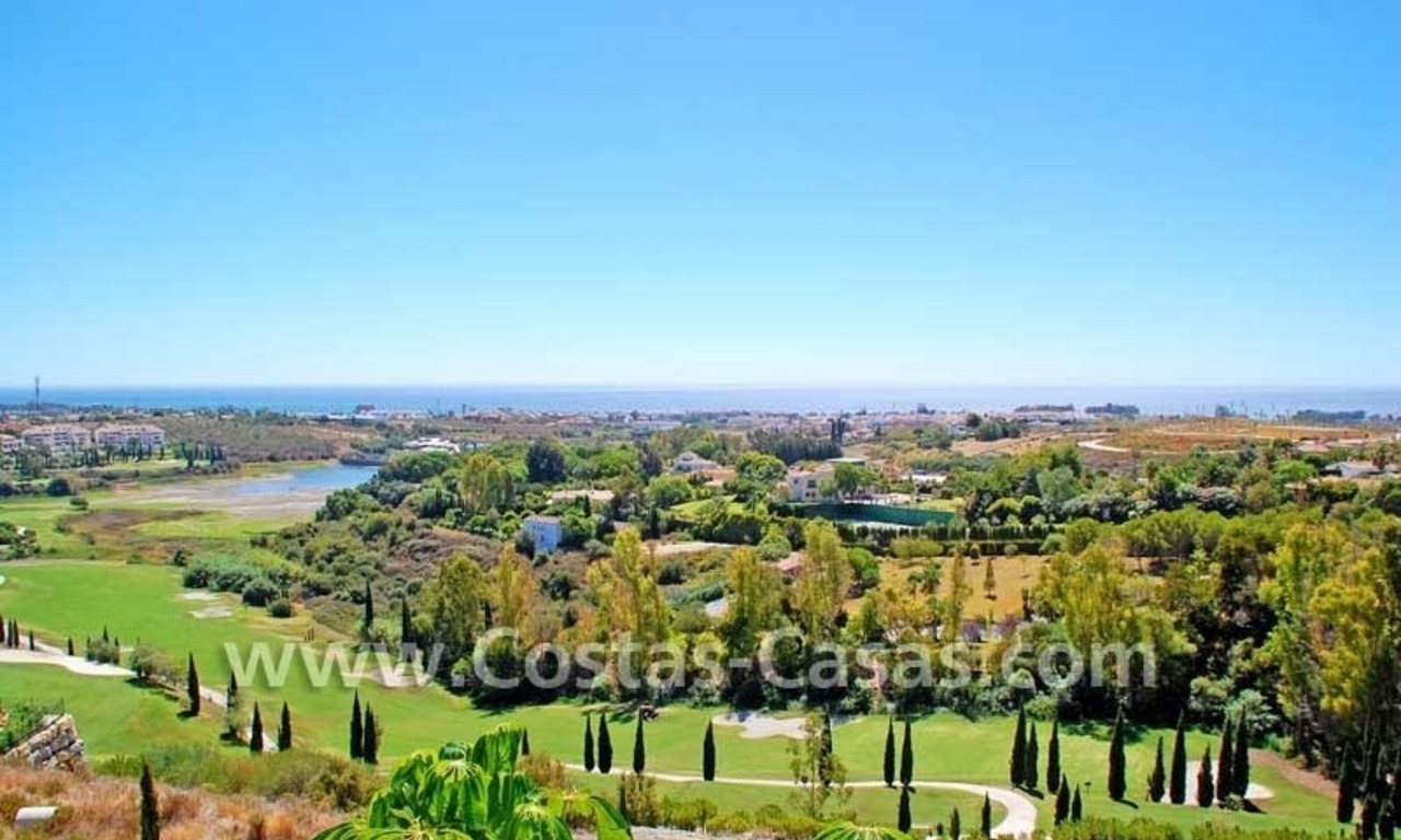 Luxe villa te koop in een exclusief golfresort, New Golden Mile, Marbella - Benahavis - Estepona 6