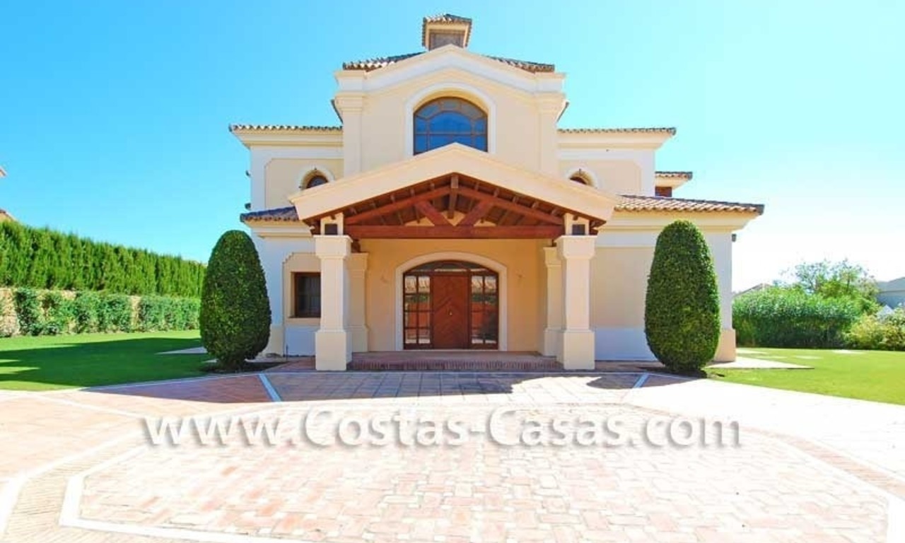 Nieuwe luxe Andalusische stijl villa te koop gelegen op een exclusief golfresort op de New Golden Mile tussen Puerto Banus, Marbella en Estepona 1