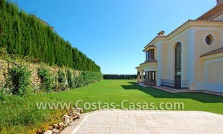 Nieuwe luxe Andalusische stijl villa te koop gelegen op een exclusief golfresort op de New Golden Mile tussen Puerto Banus, Marbella en Estepona 2