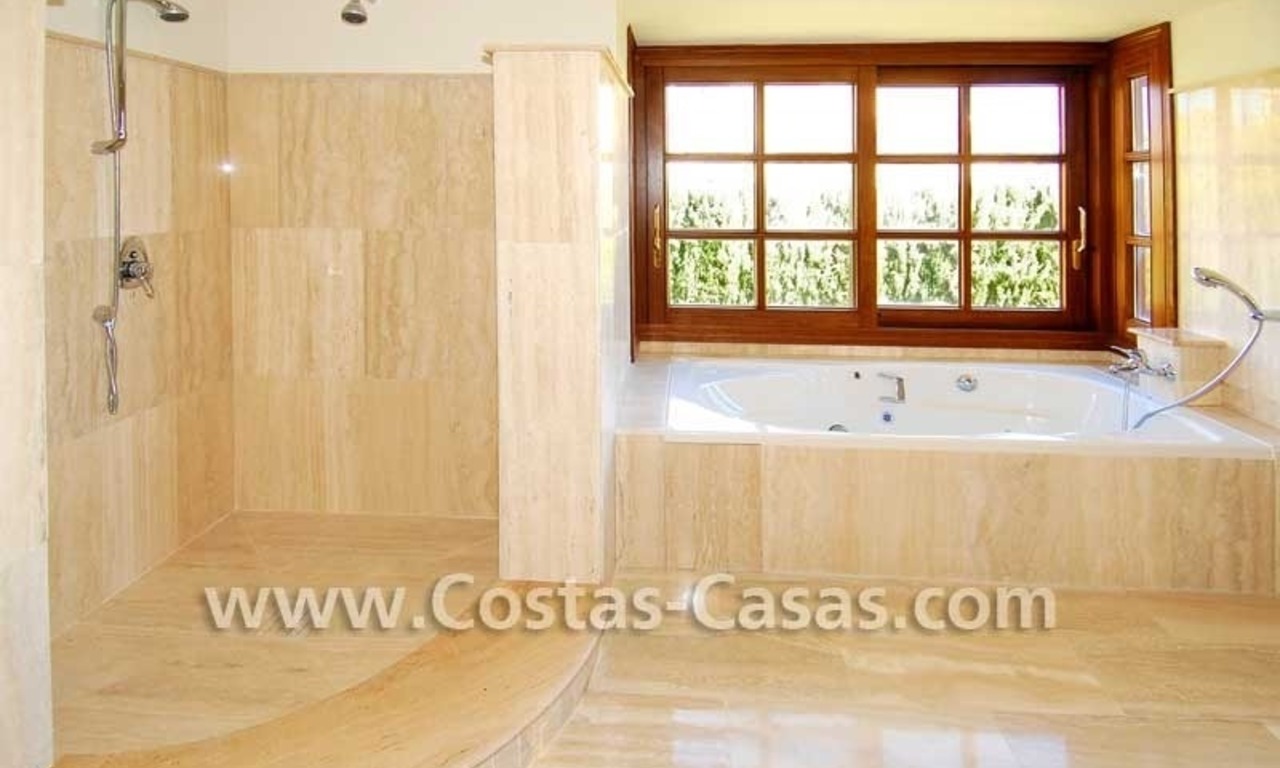 Nieuwe luxe Andalusische stijl villa te koop gelegen op een exclusief golfresort op de New Golden Mile tussen Puerto Banus, Marbella en Estepona 22