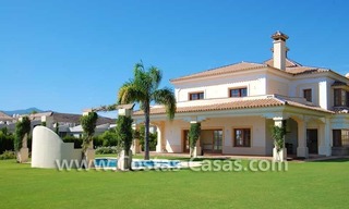 Nieuwe luxe Andalusische stijl villa te koop gelegen op een exclusief golfresort op de New Golden Mile tussen Puerto Banus, Marbella en Estepona 3