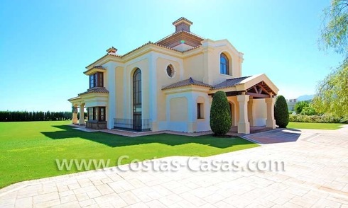 Nieuwe luxe Andalusische stijl villa te koop gelegen op een exclusief golfresort op de New Golden Mile tussen Puerto Banus, Marbella en Estepona 
