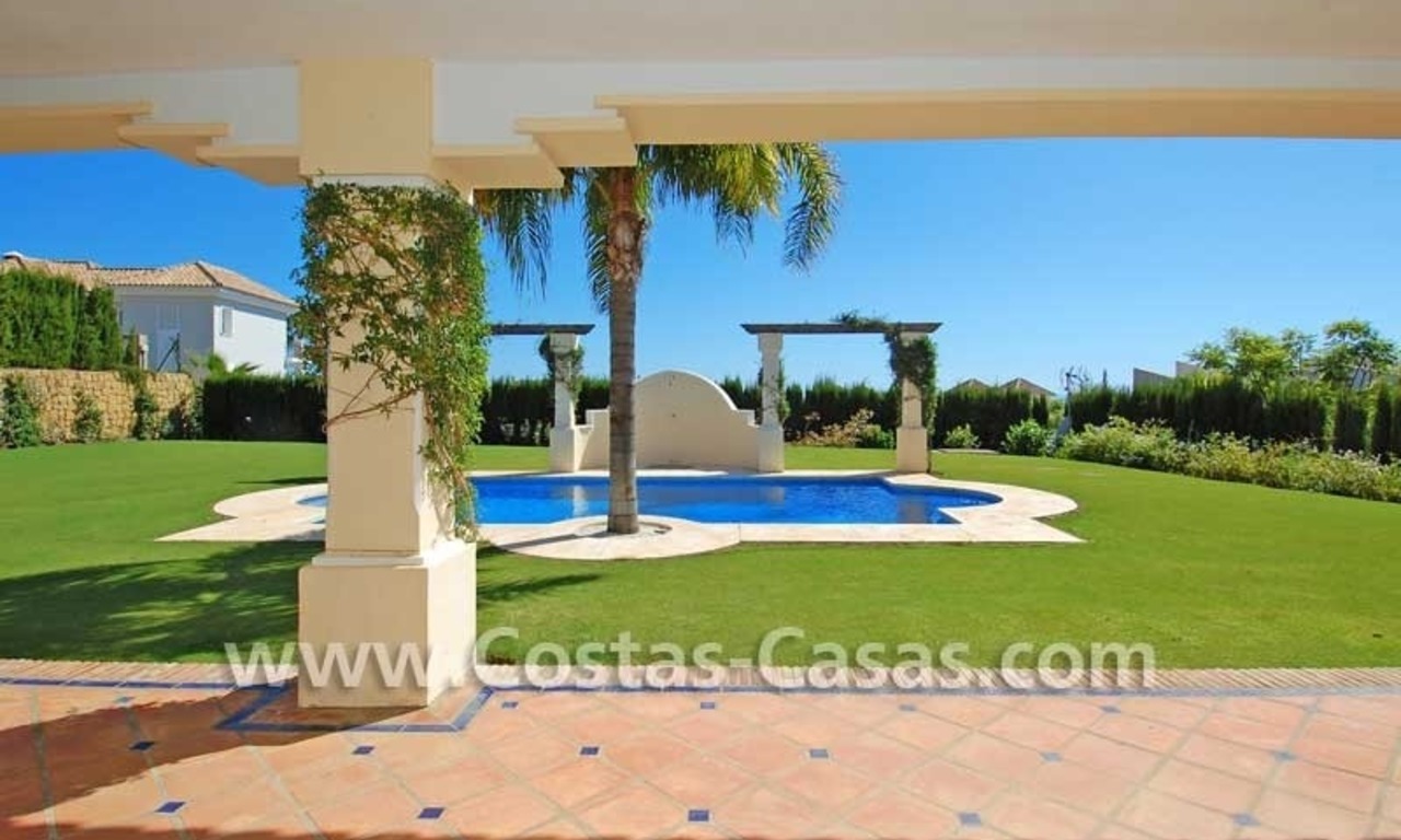 Nieuwe luxe Andalusische stijl villa te koop gelegen op een exclusief golfresort op de New Golden Mile tussen Puerto Banus, Marbella en Estepona 8