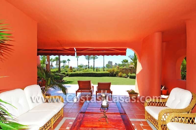 Luxe eerstelijnsstrand tuin appartement te koop in een exclusief strand complex op de New Golden Mile tussen Marbella en Estepona centrum