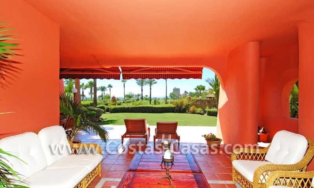 Luxe eerstelijnsstrand tuin appartement te koop in een exclusief strand complex op de New Golden Mile tussen Marbella en Estepona centrum 0