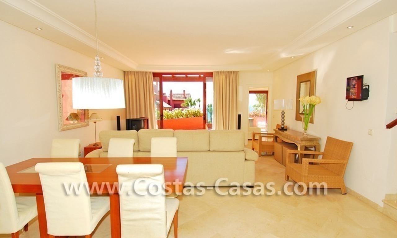 Luxe penthouse appartement te koop in een eerstelijnstrand complex, New Golden Mile, Marbella - Estepona 3
