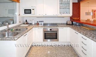 Luxe penthouse appartement te koop in een eerstelijnstrand complex, New Golden Mile, Marbella - Estepona 4