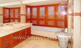 Luxe penthouse appartement te koop in een eerstelijnstrand complex, New Golden Mile, Marbella - Estepona 12