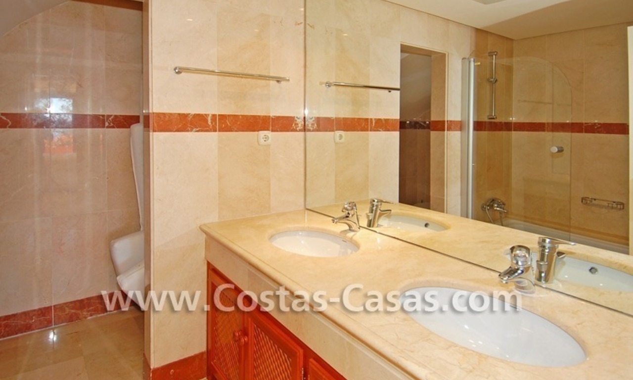 Luxe penthouse appartement te koop in een eerstelijnstrand complex, New Golden Mile, Marbella - Estepona 13