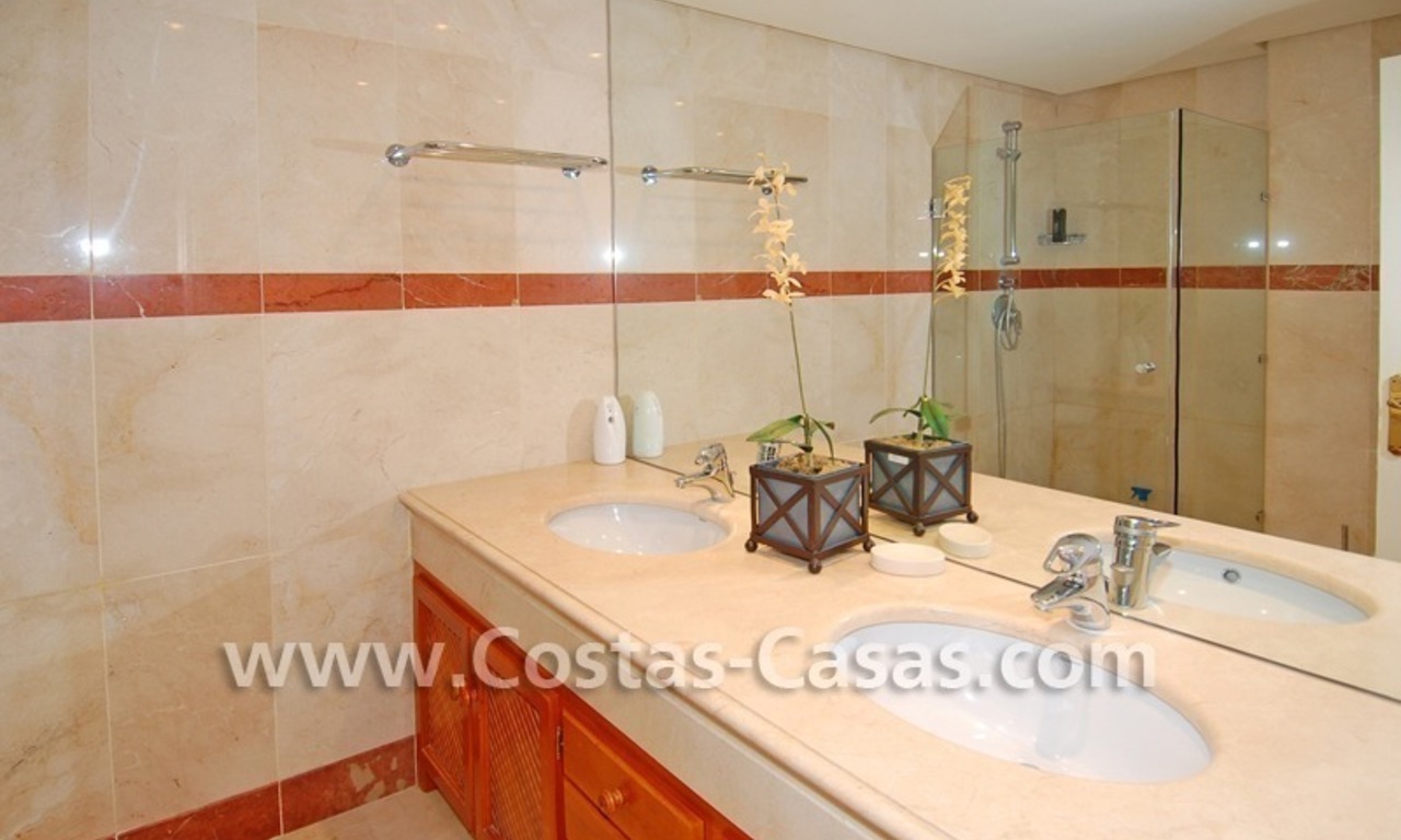 Luxe penthouse appartement te koop in een eerstelijnstrand complex, New Golden Mile, Marbella - Estepona 14