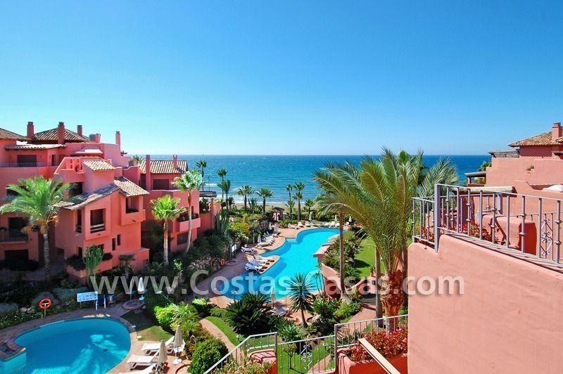 Luxe penthouse appartement te koop in een eerstelijnstrand complex, New Golden Mile, Marbella - Estepona