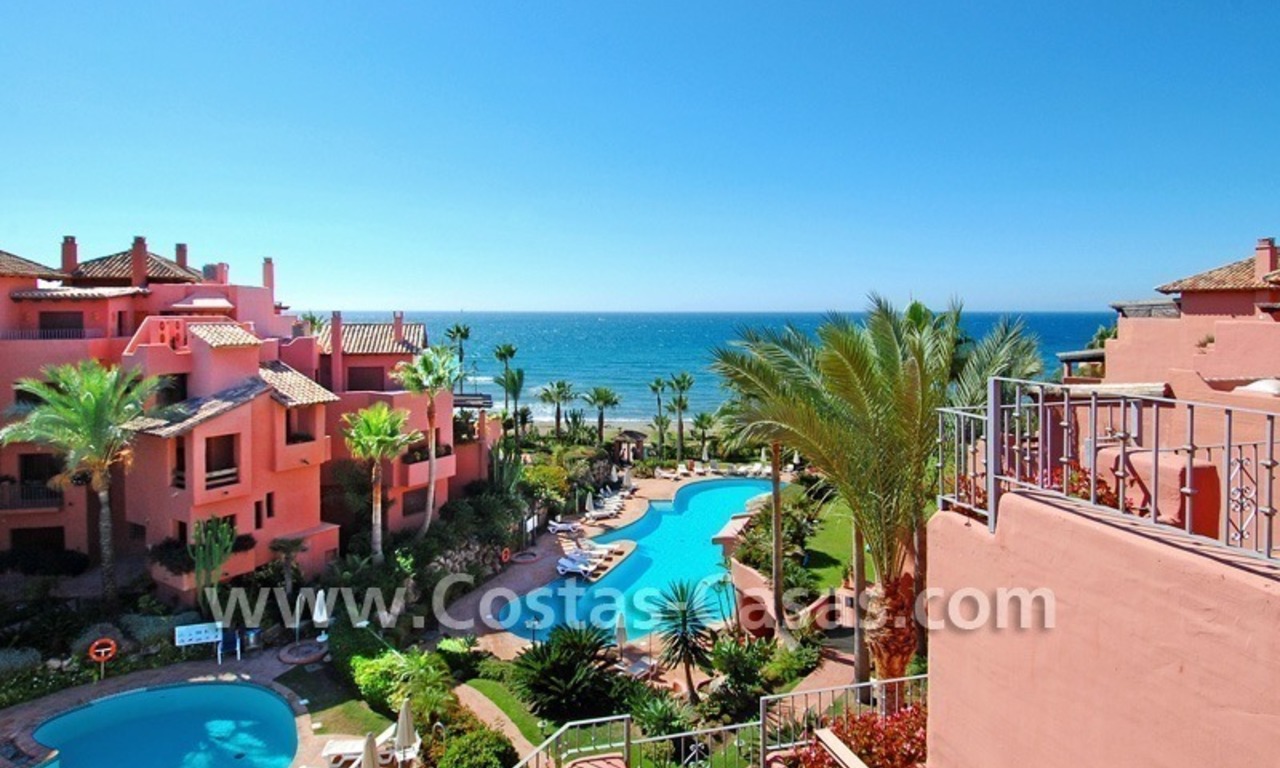 Luxe penthouse appartement te koop in een eerstelijnstrand complex, New Golden Mile, Marbella - Estepona 0