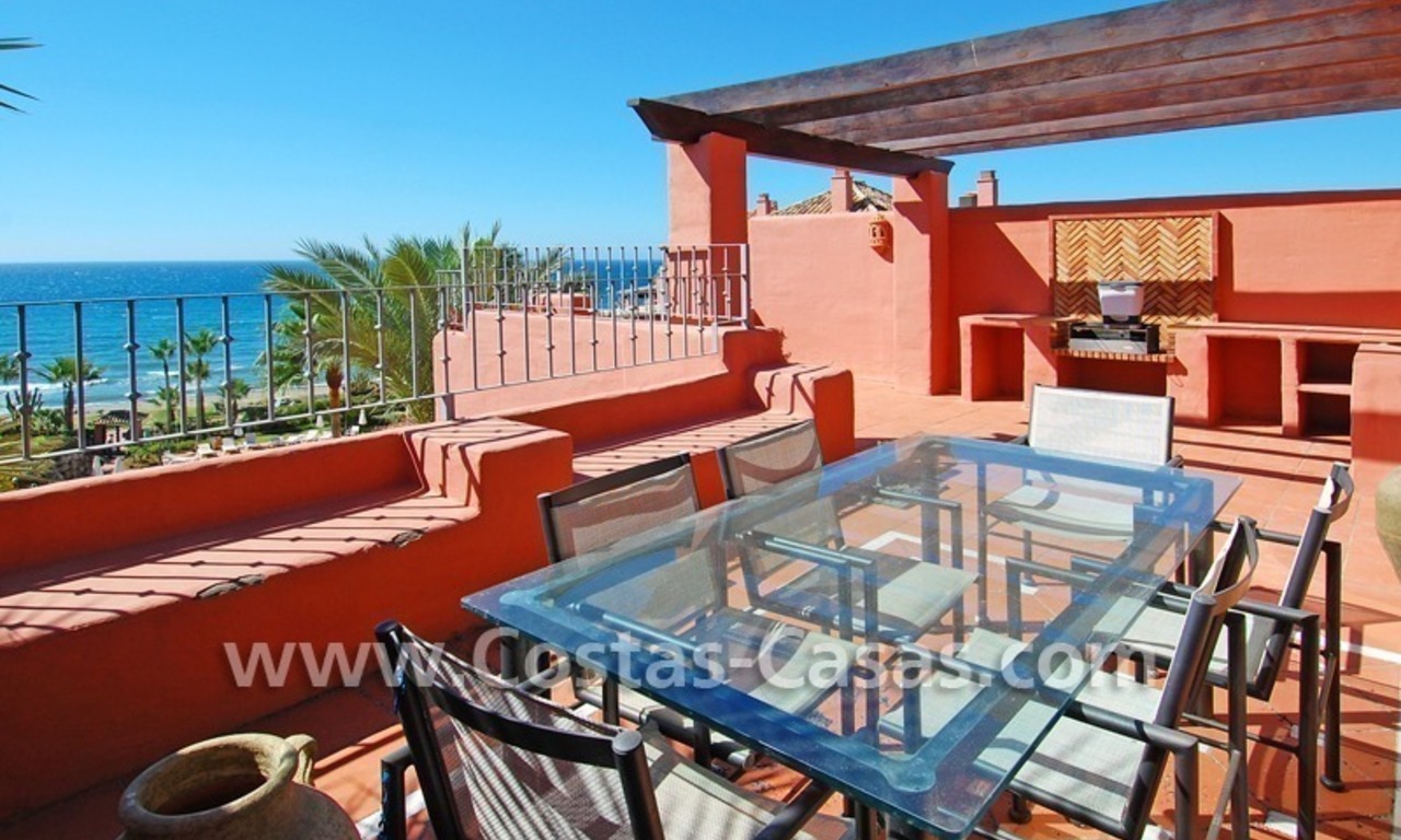 Luxe penthouse appartement te koop in een eerstelijnstrand complex, New Golden Mile, Marbella - Estepona 1