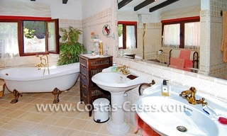 Rustieke bungalow villa te koop, New Golden Mile tussen Puerto Banus - Marbella, Benahavis en Estepona centrum. 24