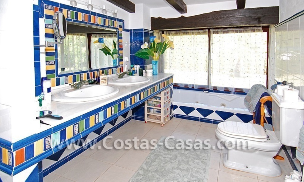 Rustieke bungalow villa te koop, New Golden Mile tussen Puerto Banus - Marbella, Benahavis en Estepona centrum. 26