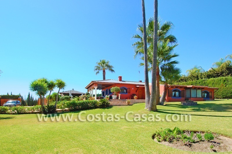 Rustieke bungalow villa te koop, New Golden Mile tussen Puerto Banus - Marbella, Benahavis en Estepona centrum. 