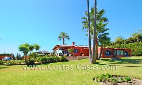 Rustieke bungalow villa te koop, New Golden Mile tussen Puerto Banus - Marbella, Benahavis en Estepona centrum. 