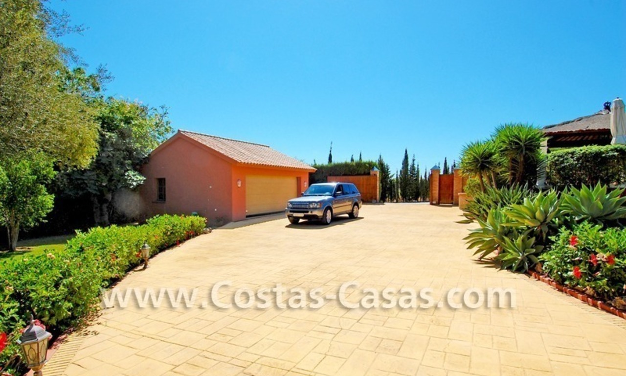 Rustieke bungalow villa te koop, New Golden Mile tussen Puerto Banus - Marbella, Benahavis en Estepona centrum. 11