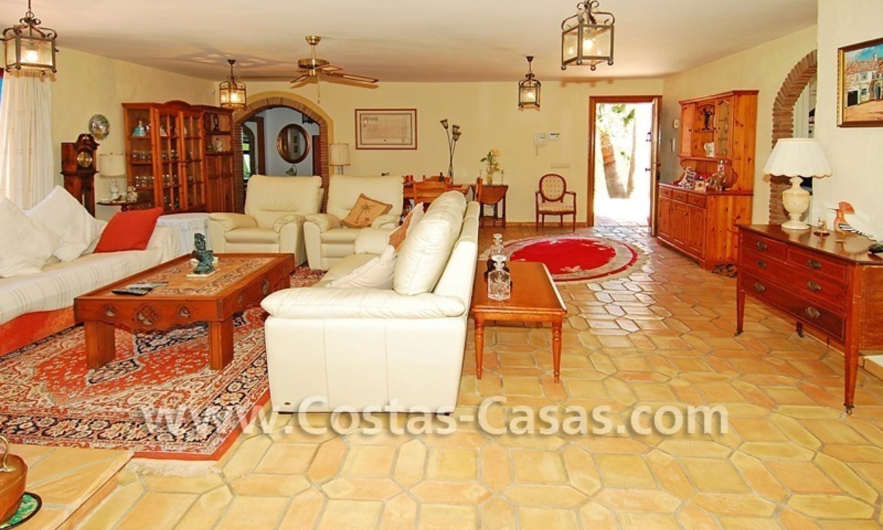 Rustieke bungalow villa te koop, New Golden Mile tussen Puerto Banus - Marbella, Benahavis en Estepona centrum. 17