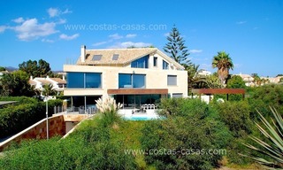 Moderne villa te koop, eerstelijnstrand in Marbella 1
