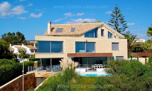 Moderne villa te koop, eerstelijnstrand in Marbella 