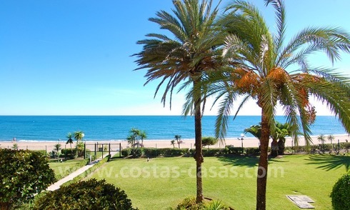 Eerstelijnstrand penthouse appartement te koop op de New Golden Mile tussen Marbella en Estepona 