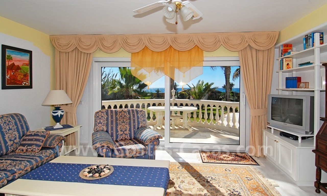 Eerstelijnstrand villa met 2 gastenverblijven te koop, direct aan zee, in oost Marbella 15