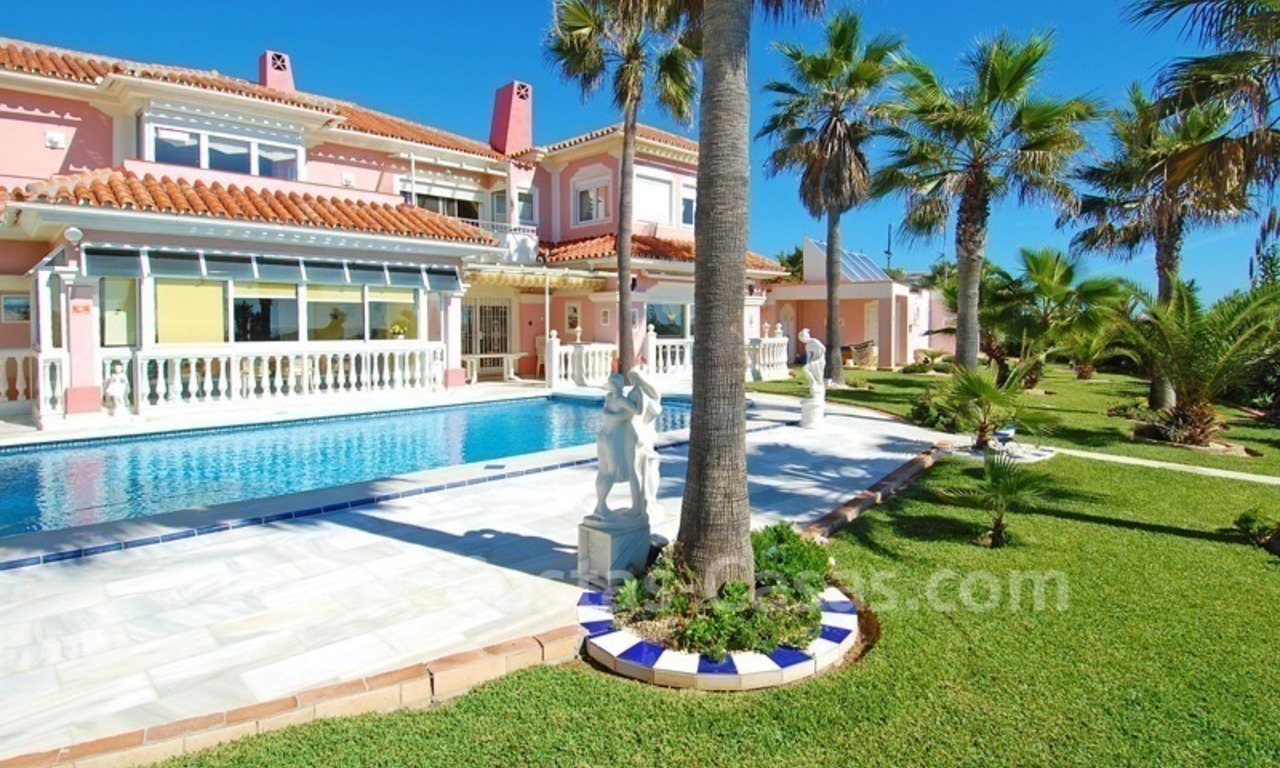 Eerstelijnstrand villa met 2 gastenverblijven te koop, direct aan zee, in oost Marbella 5