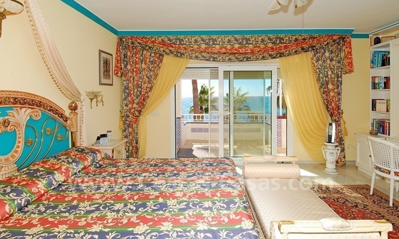 Eerstelijnstrand villa met 2 gastenverblijven te koop, direct aan zee, in oost Marbella 18