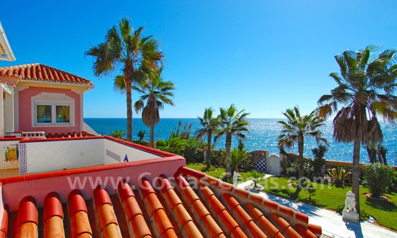Eerstelijnstrand villa met 2 gastenverblijven te koop, direct aan zee, in oost Marbella 22