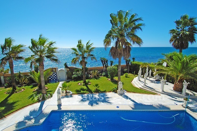 Eerstelijnstrand villa met 2 gastenverblijven te koop, direct aan zee, in oost Marbella