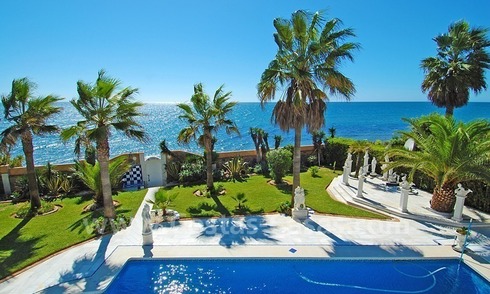 Eerstelijnstrand villa met 2 gastenverblijven te koop, direct aan zee, in oost Marbella 