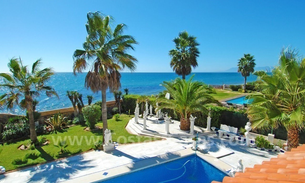 Eerstelijnstrand villa met 2 gastenverblijven te koop, direct aan zee, in oost Marbella 1